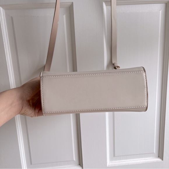 Cream Shoulder Bag with Golden Metal Clasp - Picture 5 of 16